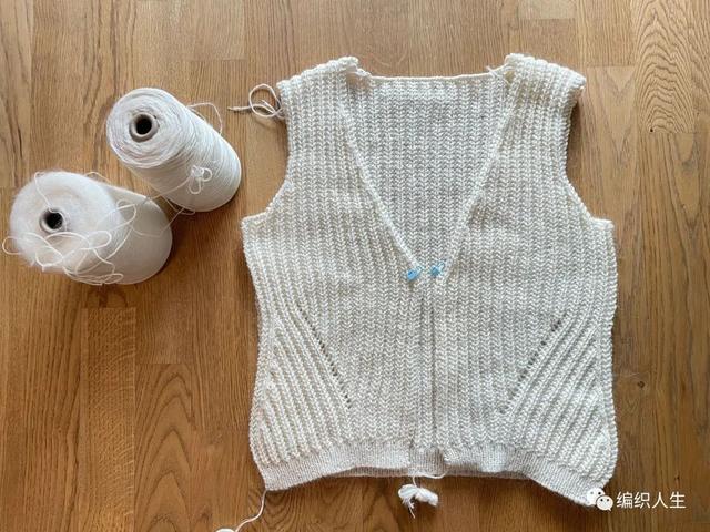 开衫毛衣的穿法图解，穿开衫毛衣怎么搭配图片（慵懒风简约女士螺纹开衫）