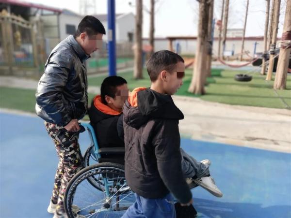 笑着流泪吉他谱，畅春园租房笑着哭吉他谱（随州一男子做了500个残疾少年的“爸爸”）