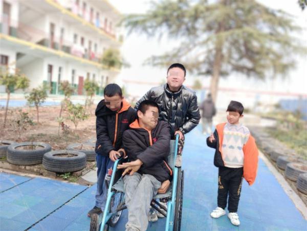 笑着流泪吉他谱，畅春园租房笑着哭吉他谱（随州一男子做了500个残疾少年的“爸爸”）