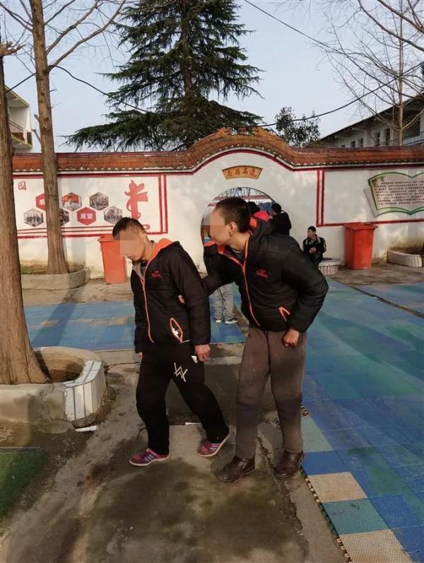 笑着流泪吉他谱，畅春园租房笑着哭吉他谱（随州一男子做了500个残疾少年的“爸爸”）