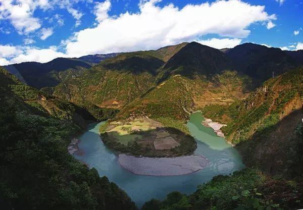 云南旅游攻略，云南旅游攻略自由行路线（七彩云南最全面的旅游攻略介绍）