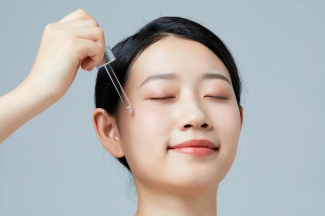 百科全说 美白，百科全说美白（美白精华应该白天用还是晚上用）