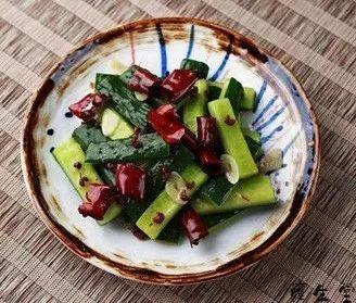 大黄瓜的做法，怎么拌黄瓜好吃（宅家学厨丨15道黄瓜的家常做法）