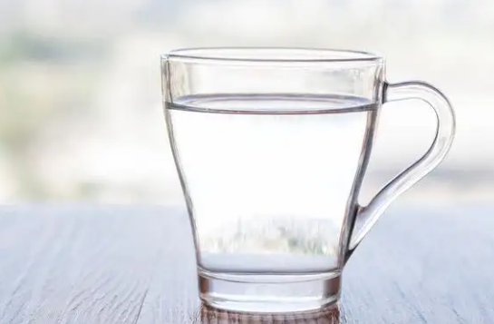 淡盐水怎么做，淡盐水有什么作用和功效（起床后喝一杯淡盐水好吗）