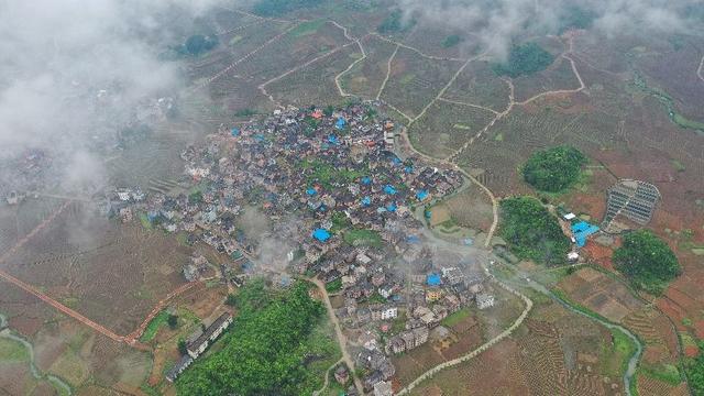 云雾缭绕的意思，朝辞白帝彩云间千里江陵一日还的意思（云雾缭绕）