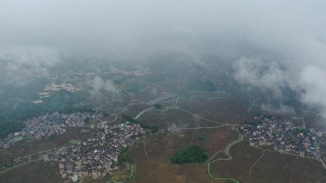 云雾缭绕的意思，朝辞白帝彩云间千里江陵一日还的意思（云雾缭绕）
