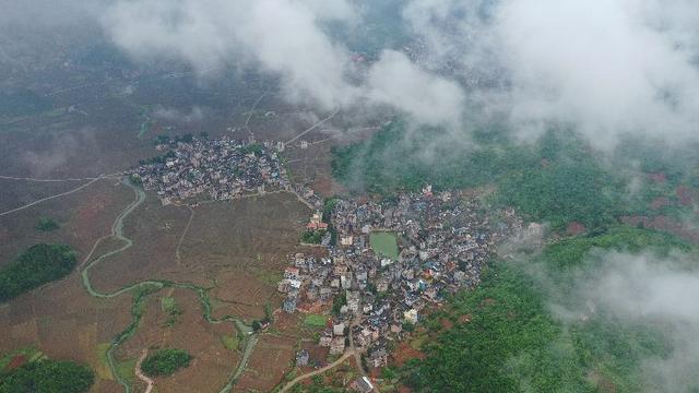云雾缭绕的意思，朝辞白帝彩云间千里江陵一日还的意思（云雾缭绕）