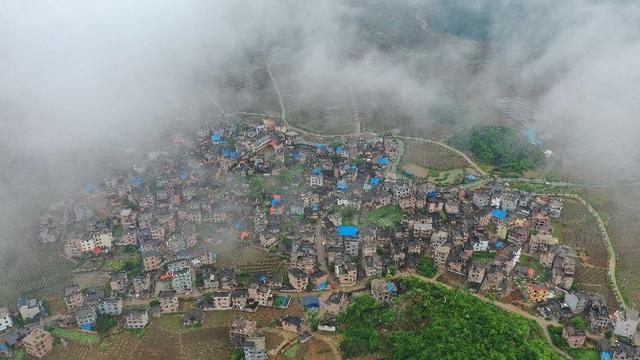 云雾缭绕的意思，朝辞白帝彩云间千里江陵一日还的意思（云雾缭绕）