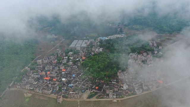云雾缭绕的意思，朝辞白帝彩云间千里江陵一日还的意思（云雾缭绕）