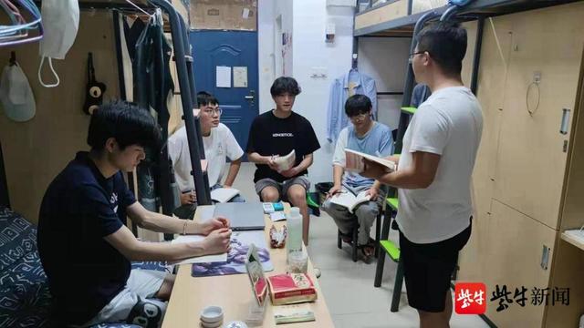 一起上课、健身、打游戏……和大学老师当室友是怎样的体验？