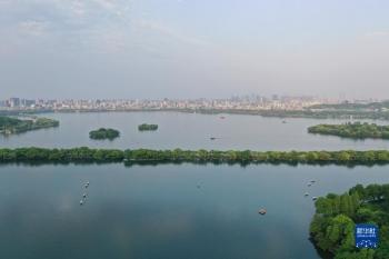杭州西湖在哪里，杭州西湖在哪个省哪个市区（天空之眼瞰杭州西湖）