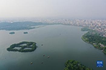 杭州西湖在哪里，杭州西湖在哪个省哪个市区（天空之眼瞰杭州西湖）