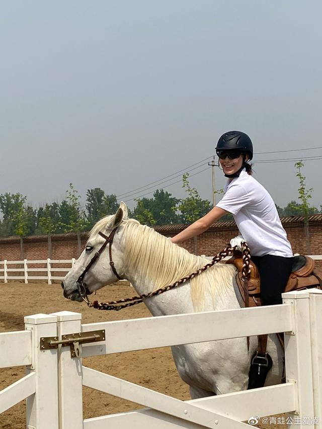 骑马穿什么衣服，骑马穿什么衣服好看图（谷爱凌晒骑马照英姿飒爽）