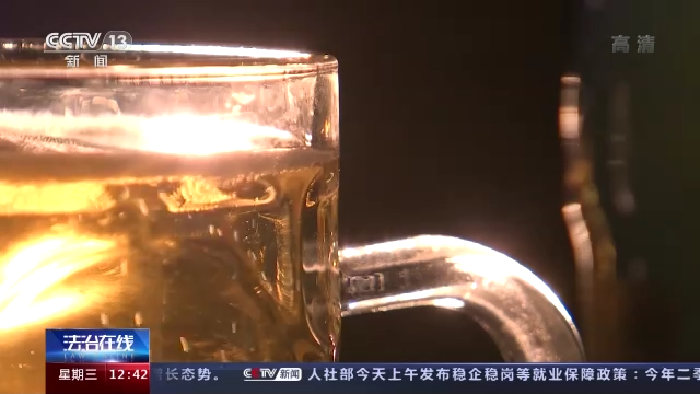 酒吧服务员应注意什么，酒吧服务员应该做什么（酒吧招揽未成年人当“气氛组”）