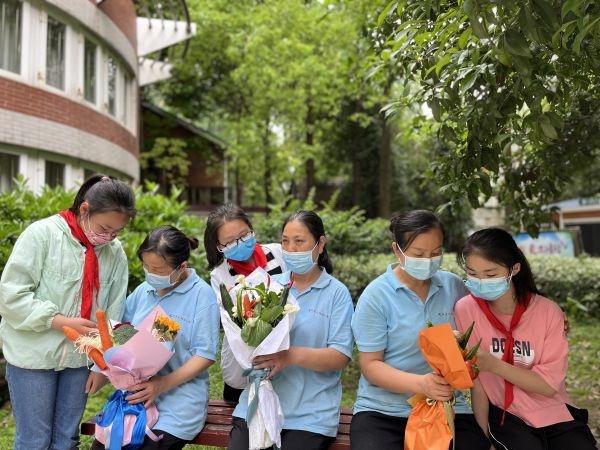 幼儿园手工蔬菜服装，水果蔬菜拼图（小学生用“蔬菜花束”致敬劳动者）