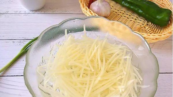 土豆发芽了还能吃，土豆发芽之后还能不能吃（马铃薯发芽了还能继续食用吗）