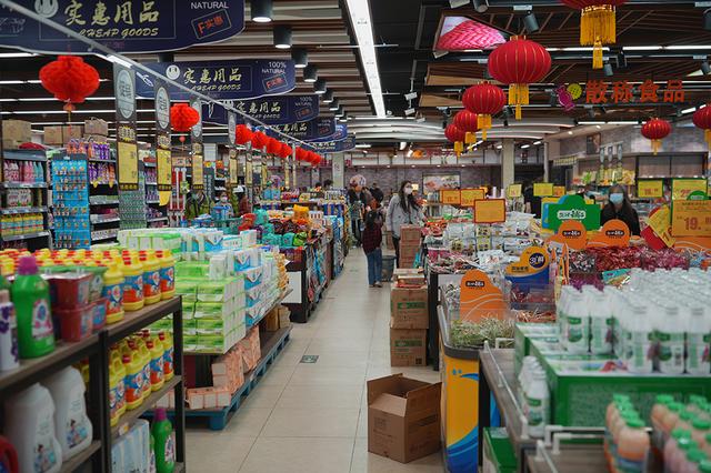 易拉宝是什么，桌面易拉宝是什么（上海亭林镇为“白名单”内营业超市定制承诺书“易拉宝”）