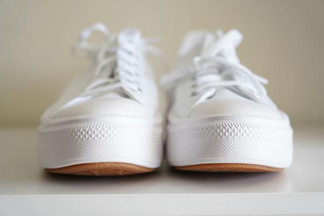 匡威低帮帆布鞋，匡威低帮帆布鞋应该如何搭配（图赏：中性设计加厚底）