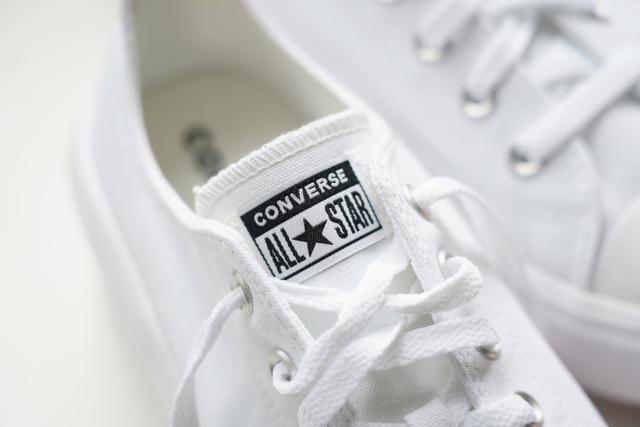 匡威低帮帆布鞋，匡威低帮帆布鞋应该如何搭配（图赏：中性设计加厚底）