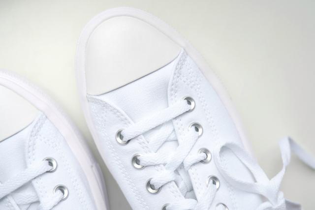 匡威低帮帆布鞋，匡威低帮帆布鞋应该如何搭配（图赏：中性设计加厚底）