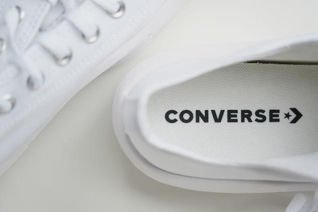 匡威低帮帆布鞋，匡威低帮帆布鞋应该如何搭配（图赏：中性设计加厚底）