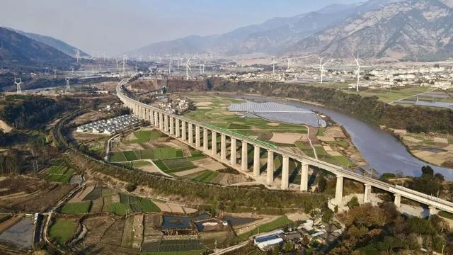 火车上有没有充电的地方，绿皮火车上有充电的地方吗（火车上的这些地方都能充电）