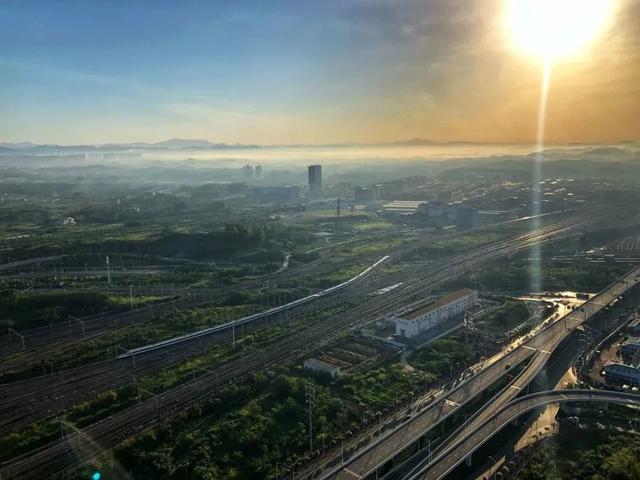 火车上有没有充电的地方，绿皮火车上有充电的地方吗（火车上的这些地方都能充电）