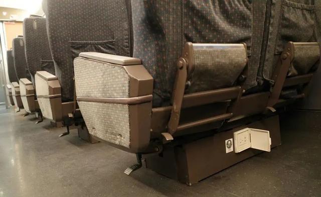 火车上有没有充电的地方，绿皮火车上有充电的地方吗（火车上的这些地方都能充电）