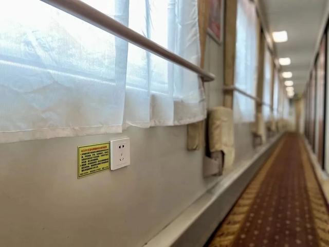 火车上有没有充电的地方，绿皮火车上有充电的地方吗（火车上的这些地方都能充电）