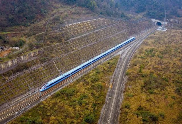 火车上有没有充电的地方，绿皮火车上有充电的地方吗（火车上的这些地方都能充电）