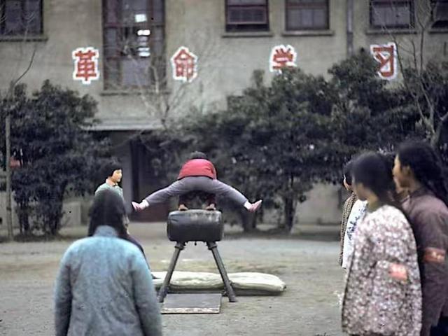 回首过往的感慨句子，回首过往的诗句（青春说，追忆我们的青春年华）