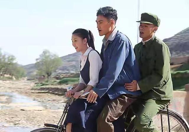 回首过往的感慨句子，回首过往的诗句（青春说，追忆我们的青春年华）