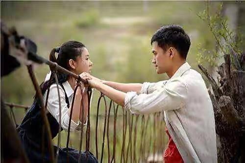 回首过往的感慨句子，回首过往的诗句（青春说，追忆我们的青春年华）