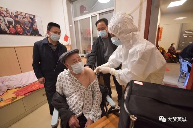 五一假期医院正常上班吗，2021五一医院放假吗（60岁以上老人疫苗接种跑出“加速度”→）