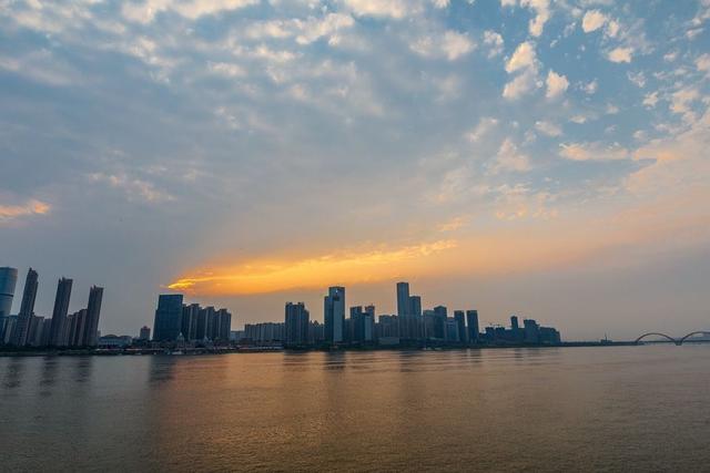 一抹夕阳简谱，请问谁能给我美声《一抹夕阳》降G调的简谱（一抹夕阳）