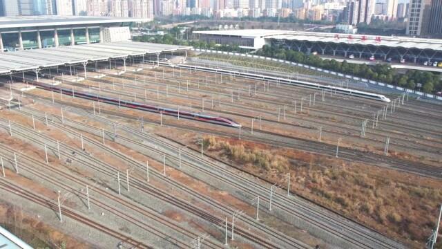 火车哪里可以充电，火车上的充电地方有哪些（火车上的这些地方都能充电）
