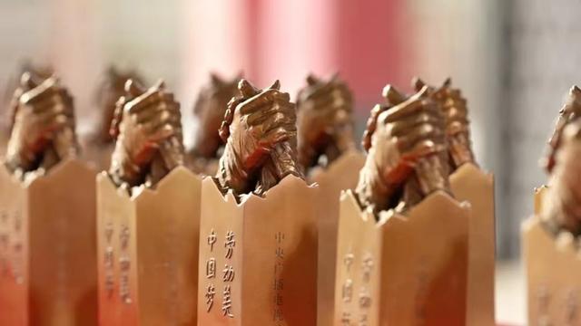 一什么赞歌，一什么细雨一什么翅膀一什么羽毛一什么赞歌一什么音符一什么一什么阵（五·一“心连心”特别节目唱响最美劳动者赞歌）