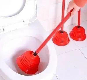 马桶堵塞了怎么处理，马桶堵塞如何办（马桶堵住真闹心~别着急）