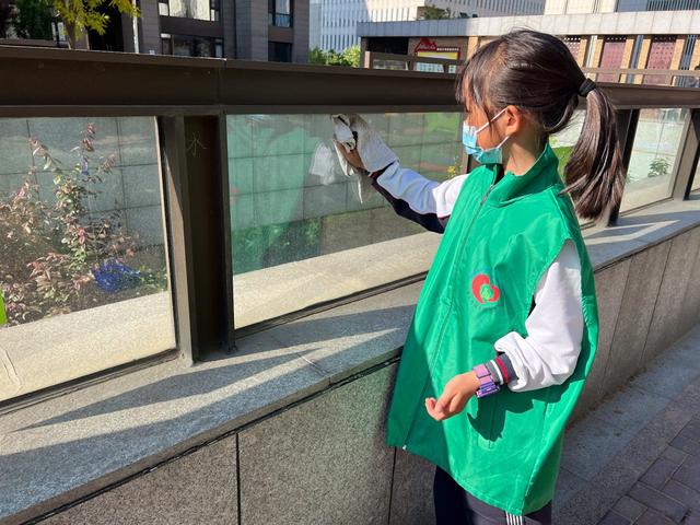 过期化妆品属于什么垃圾，其他垃圾桶颜色及图片（生态城水岸社区举办系列爱卫月活动）