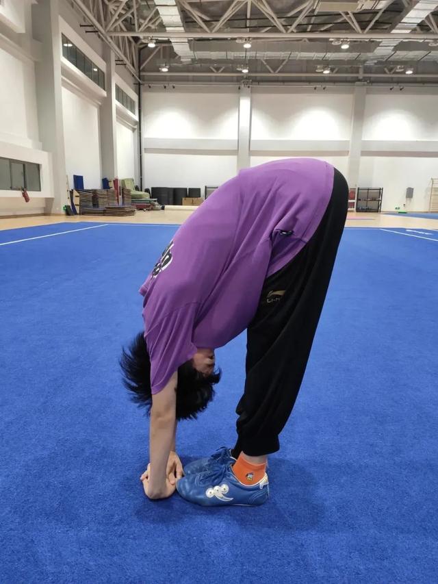 股四头肌拉伸动作图片,股四头肌锻炼方法视频(这几个常用拉伸动作学