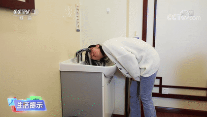 眼睛进入异物的处理方法，眼睛异物感快速解决方法（异物入眼该如何处理）