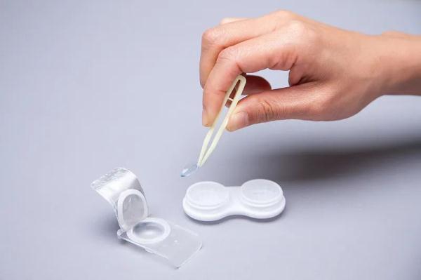 眼睛进入异物的处理方法，眼睛异物感快速解决方法（异物入眼该如何处理）