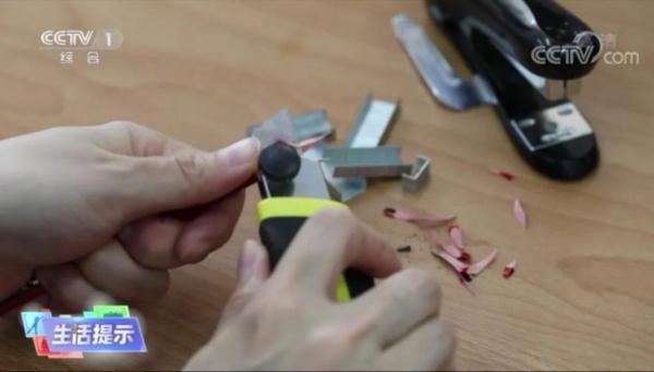 眼睛进入异物的处理方法，眼睛异物感快速解决方法（异物入眼该如何处理）