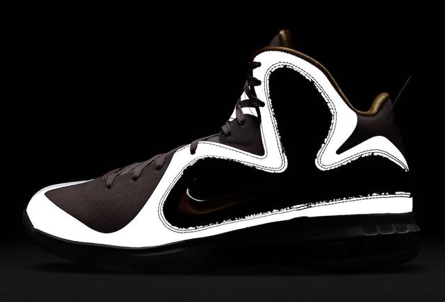 如何区分詹姆斯正代鞋款，詹姆斯球鞋正代（反光，可爱又骚气）