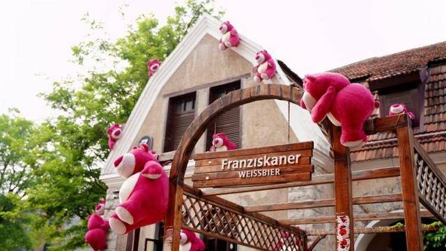 草莓熊，草莓熊简笔画（百年老建筑爬满“草莓熊”图片）