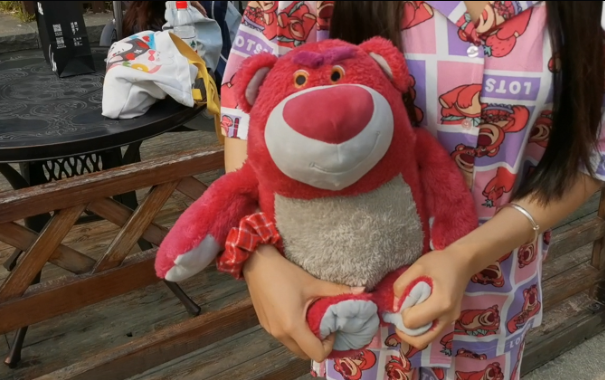 草莓熊，草莓熊简笔画（百年老建筑爬满“草莓熊”图片）