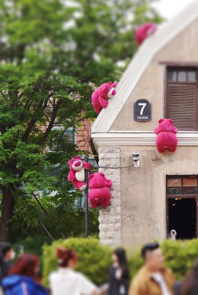 草莓熊，草莓熊简笔画（百年老建筑爬满“草莓熊”图片）