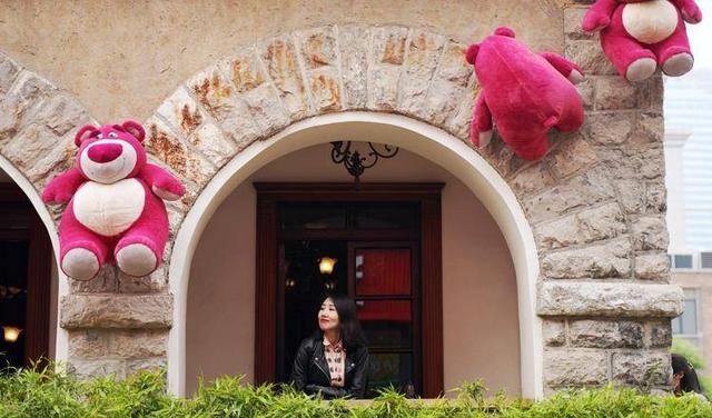 草莓熊，草莓熊简笔画（百年老建筑爬满“草莓熊”图片）