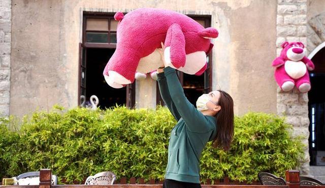 草莓熊，草莓熊简笔画（百年老建筑爬满“草莓熊”图片）