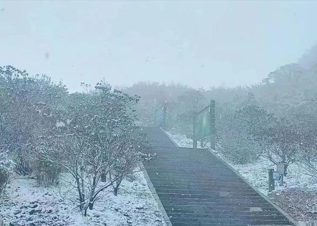 湖北冬季下雪最多的地方，湖北这里现夏日冰雪奇观